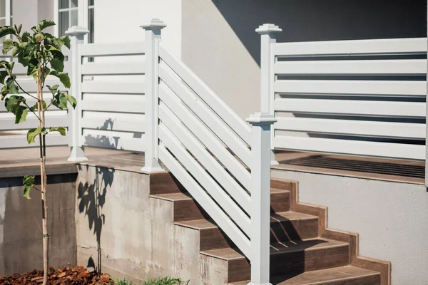 Kırsal kesimdeki modern evin dışında.