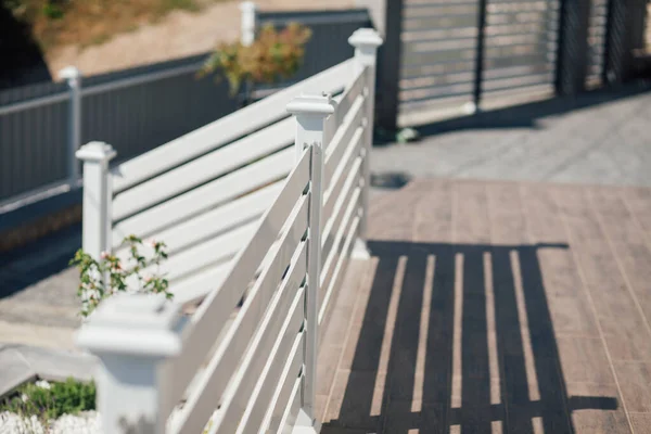 Kırsal kesimdeki modern evin dışında.