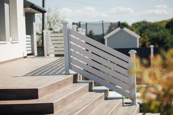 Kırsal kesimdeki modern evin dışında.