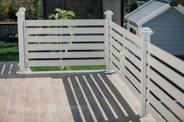 Kırsal kesimdeki modern evin dışında.