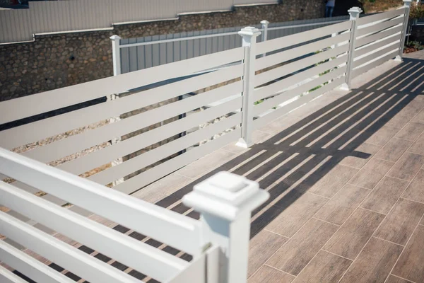 Kırsal kesimdeki modern evin dışında.