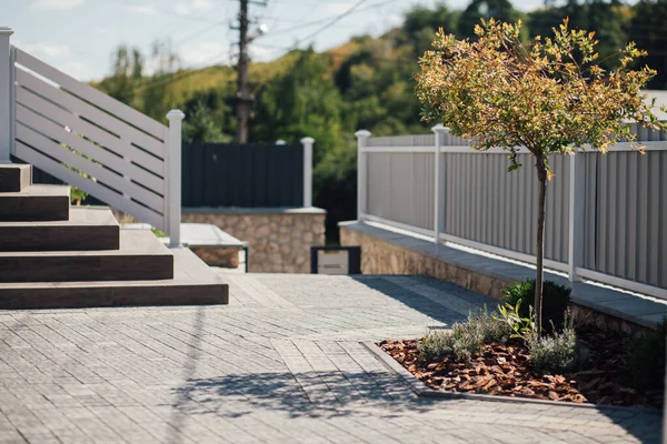 Kırsal kesimdeki modern evin dışında.