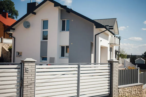 Yeni bir metal çitin parçası