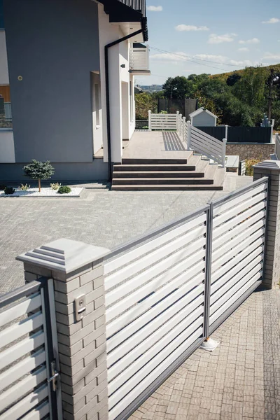 Yeni bir metal çitin parçası