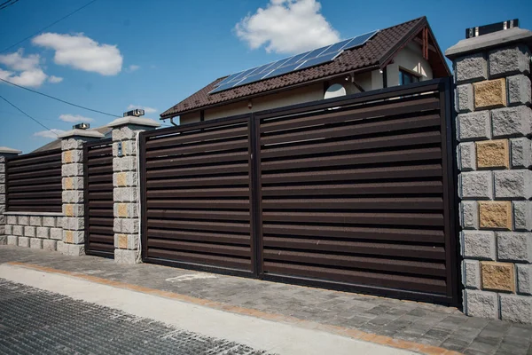 Yeni bir metal çitin parçası