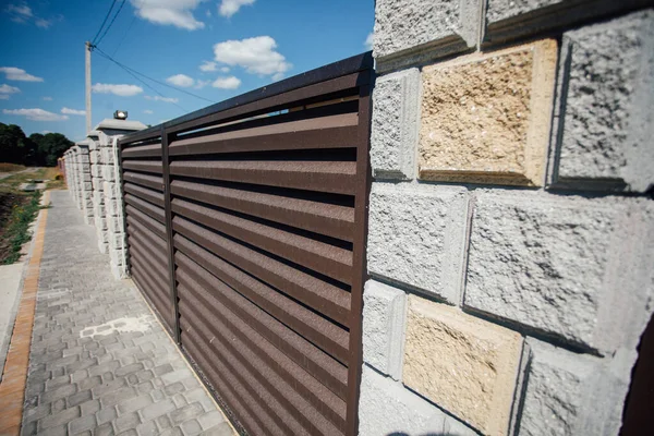 Yeni bir metal çitin parçası