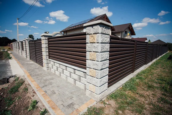 Yeni bir metal çitin parçası