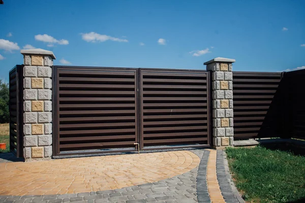 Yeni bir metal çitin parçası