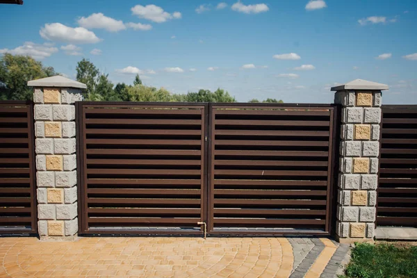 Yeni bir metal çitin parçası