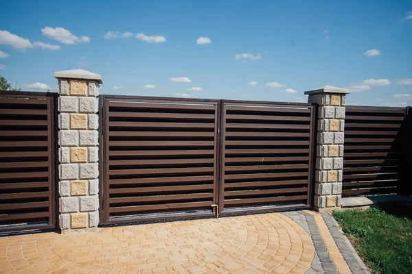 Yeni bir metal çitin parçası