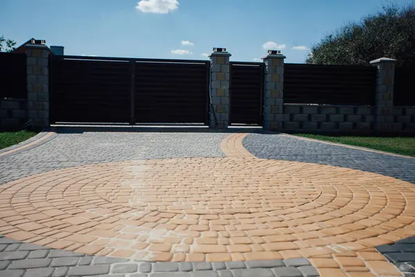 Yeni bir metal çitin parçası