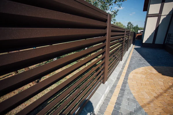 Yeni bir metal çitin parçası