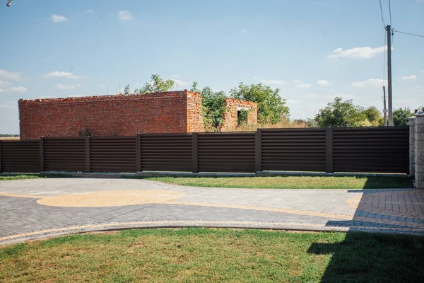 Yeni bir metal çitin parçası