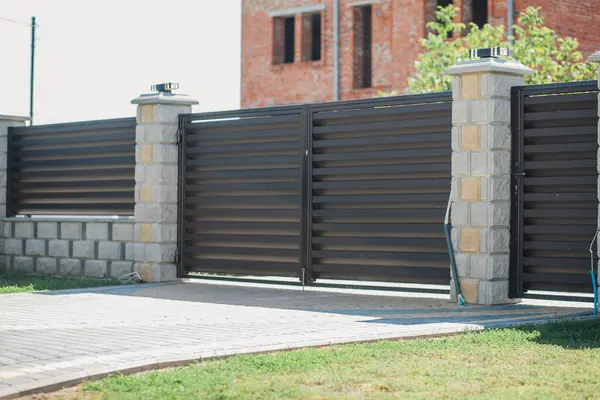 Yeni bir metal çitin parçası