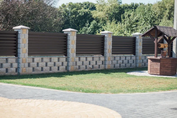 Yeni bir metal çitin parçası