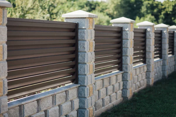 Yeni bir metal çitin parçası