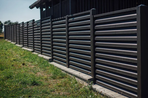 Yeni bir metal çitin parçası