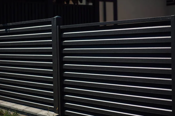 Yeni bir metal çitin parçası