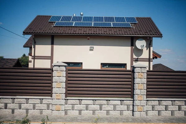 Yeni bir metal çitin parçası