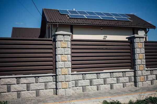 Yeni bir metal çitin parçası