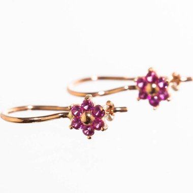 Beyaz arka planda izole edilmiş bir çift altın küpe.