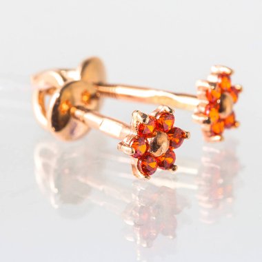 Beyaz arka planda izole edilmiş bir çift altın küpe.