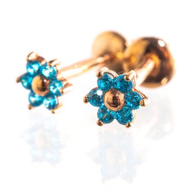 Beyaz arka planda izole edilmiş bir çift altın küpe.