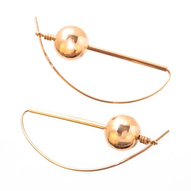 Beyaz arka planda izole edilmiş bir çift altın küpe.