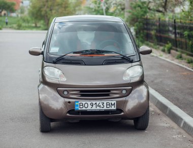 TERNOPİL, UKRAINE - 18 Nisan 2019: Gündüz vakti yolda küçük bir araba