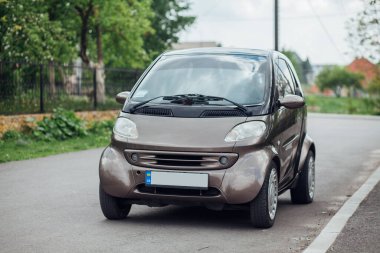 TERNOPİL, UKRAINE - 18 Nisan 2019: Gündüz vakti yolda küçük bir araba