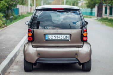 TERNOPİL, UKRAINE - 18 Nisan 2019: Gündüz vakti yolda küçük bir araba