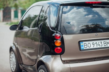 TERNOPİL, UKRAINE - 18 Nisan 2019: Gündüz vakti yolda küçük bir araba