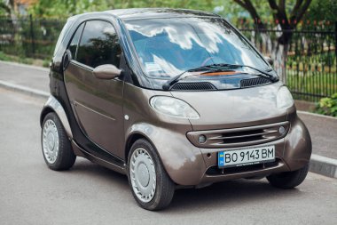 TERNOPİL, UKRAINE - 18 Nisan 2019: Gündüz vakti yolda küçük bir araba