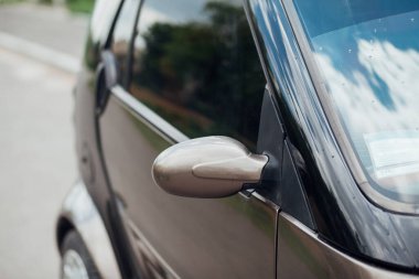 TERNOPİL, UKRAINE - 18 Nisan 2019: Gündüz vakti yolda küçük bir araba