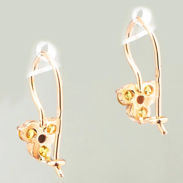 Paire Boucles Oreilles Dorées Isolées Sur Fond Blanc — Photo