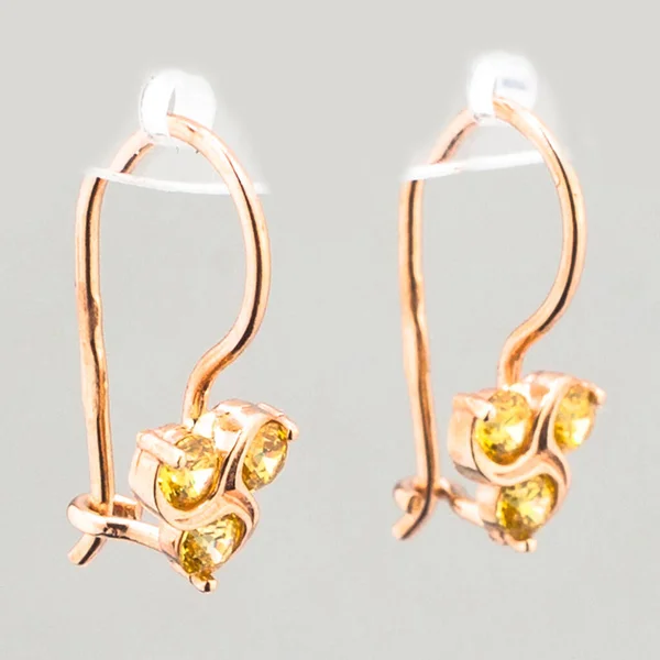 Paire Boucles Oreilles Dorées Isolées Sur Fond Blanc — Photo