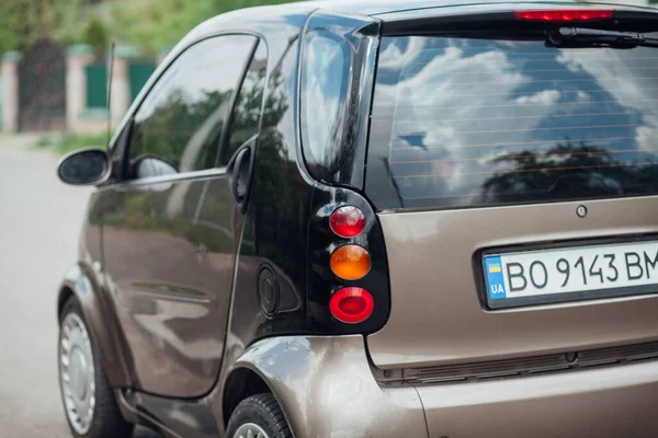 TERNOPİL, UKRAINE - 18 Nisan 2019: Gündüz vakti yolda küçük bir araba