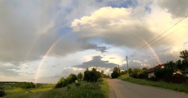 Gökkuşağı ve tarlası olan güzel bir manzara.
