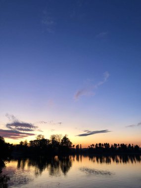 Gölün üzerinde güzel bir gün batımı