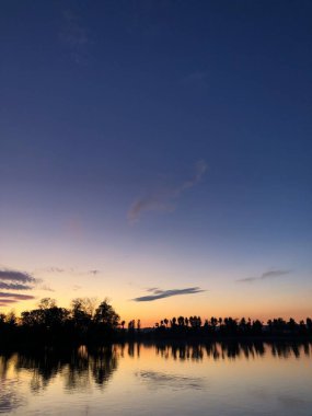 Gölün üzerinde güzel bir gün batımı