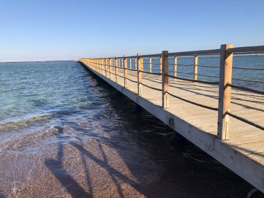 Güzel deniz manzarası ve ahşap iskele.