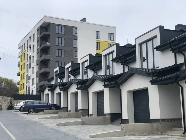 Fasad Ett Modernt Radhus Som Bostadslägenhet Och Platt Byggnad Exteriör — Stockfoto