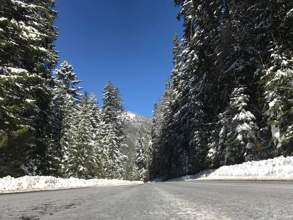 Hermosa Escena Invierno Con Hielo Camino Resbaladizo Situación Conducción Carretera —  Fotos de Stock