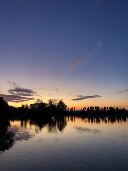湖上美丽的落日 — 图库照片