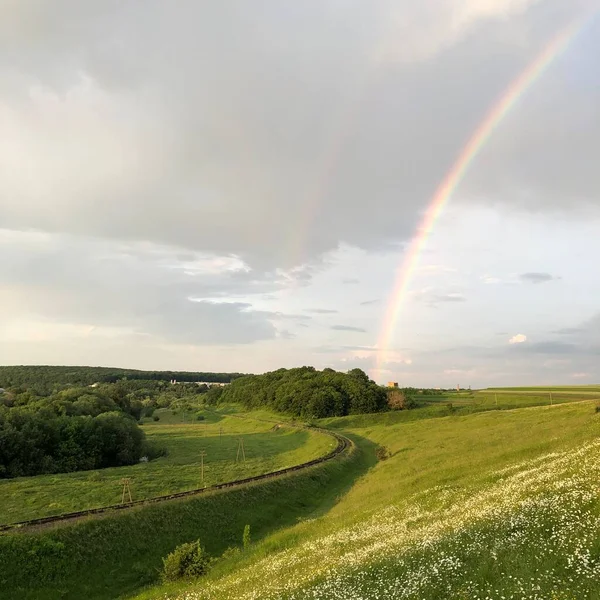 Wunderschöne Landschaft Mit Feld Und Regenbogen lizenzfreie Stockbilder