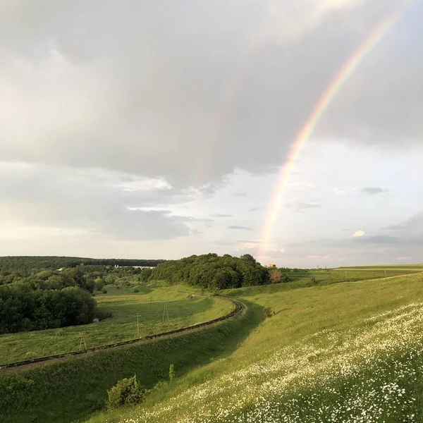 Wunderschöne Landschaft Mit Feld Und Regenbogen Stockbild