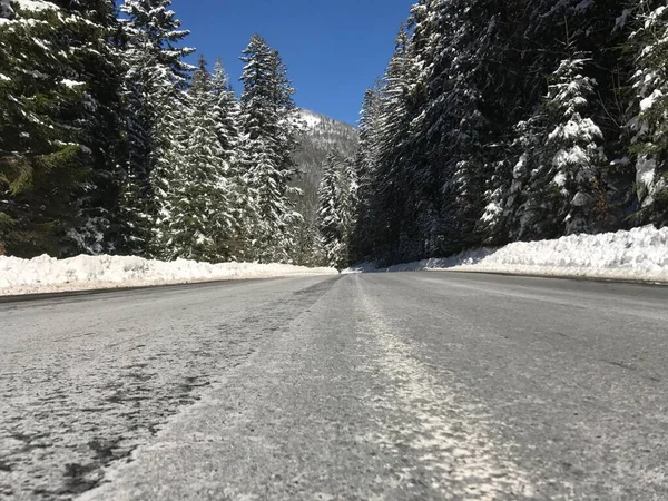 Schöne Winterszene Mit Eisglatter Straße Fahrsituation Geschwungene Straße Mit Schnee Stockfoto