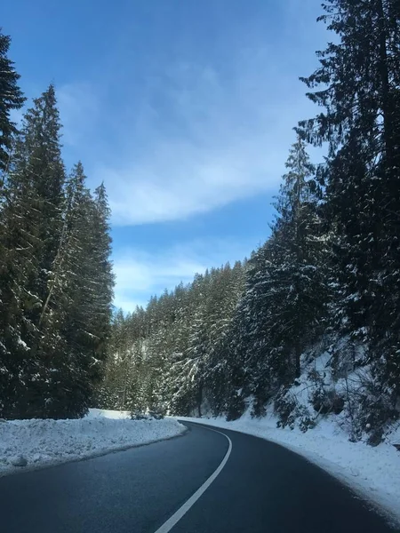 Schöne Winterszene Mit Eisglatter Straße Fahrsituation Geschwungene Straße Mit Schnee Stockbild
