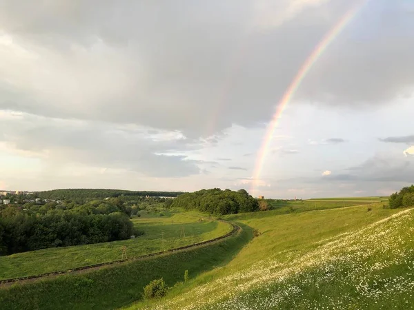 Wunderschöne Landschaft Mit Regenbogen Und Feld Stockfoto