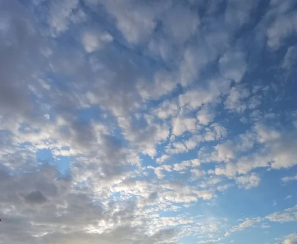Yüksek Mavi Gökyüzü Bulutlu — Stok fotoğraf